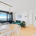 Luxurious City Retreat Balcony & Pool Access